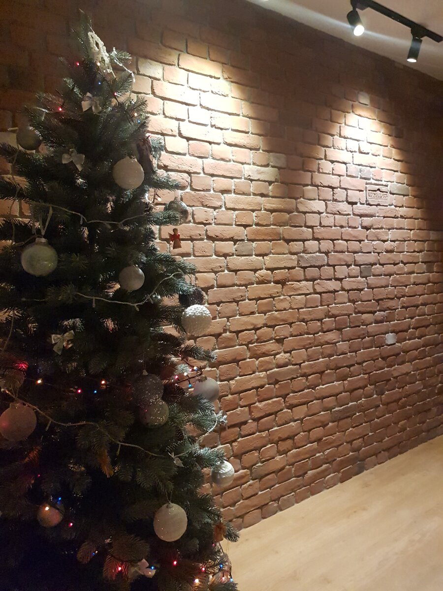 Декоративная стена из кирпича в гостиной