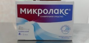 капли или таблетки Стоп СтрессХлоргексидин: это антисептический раствор, подойдет для обработки ран, расчесов, затем рану можно перевязать и ехать к ветеринару. Нельзя использовать мази с антибиотиками, перекись и зеленку! Они могут затруднить диагностику и вызвать ожог кожи! Физраствор: стерильным солевым растовором можно промывать глубокие раны, слизистые оболочки (глаза, нос, вульву и проч.)Марганцовка: отлично подходит для остановки кровотечения при стрижке когтей, достаточно приложить несколько кристаллов к когтю. Сорбенты: дать сорбент можно при диарее, чтобы снизить потерю жидкости до визита к врачу Микролакс: если у животного запор, не нужно ждать несколько дней! Сделайте питомцу клизму, и запишитесь на прием к доктору.  
 
Габапентин: медицинский препарат в капсулах, оказывает обезболивающее и седативное действие. Если у животного травма или стресс (например при перевозке) можно дать животному внутрь из расчета 1 капсула на 10 кг веса питомца. 
Дермазин: этой мазью можно обрабатывать раны, ожоги, ссадины и проч. 
Стоп стресс: безопасный препарат для снижения тревожности (переезды, новые питомцы в доме и т.д.), дается 1 капля на 1 кг веса питомца, курсом 1-2 недели.