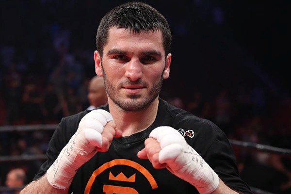 В число лучших боксеров входит Артур Бетербиев. Весовая категория – полутяжелая. Этот боксер родом из Чечни. Чемпионом Мира его объявили в 2009 году. Дважды становился Чемпионом Европы, а также обладателем Кубка мира. В 2015 году Бетербиев одержал достойную победу над Габриэлем Кампильо. За свое устрашающее поведение на ринге был прозван Белым Панчером и Волком.