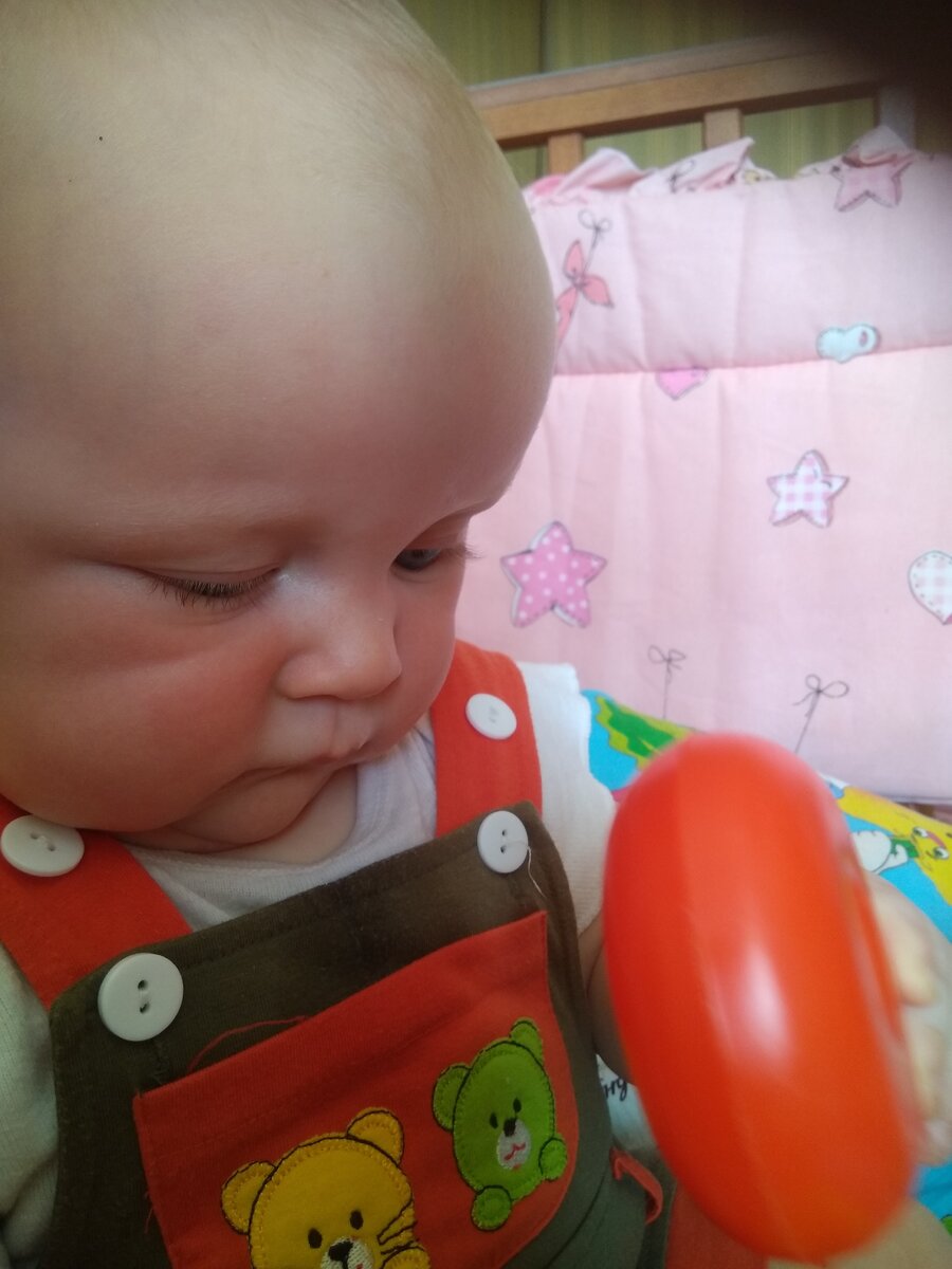 Очень симпатичный б/у комбез и бортики на заднем плане 