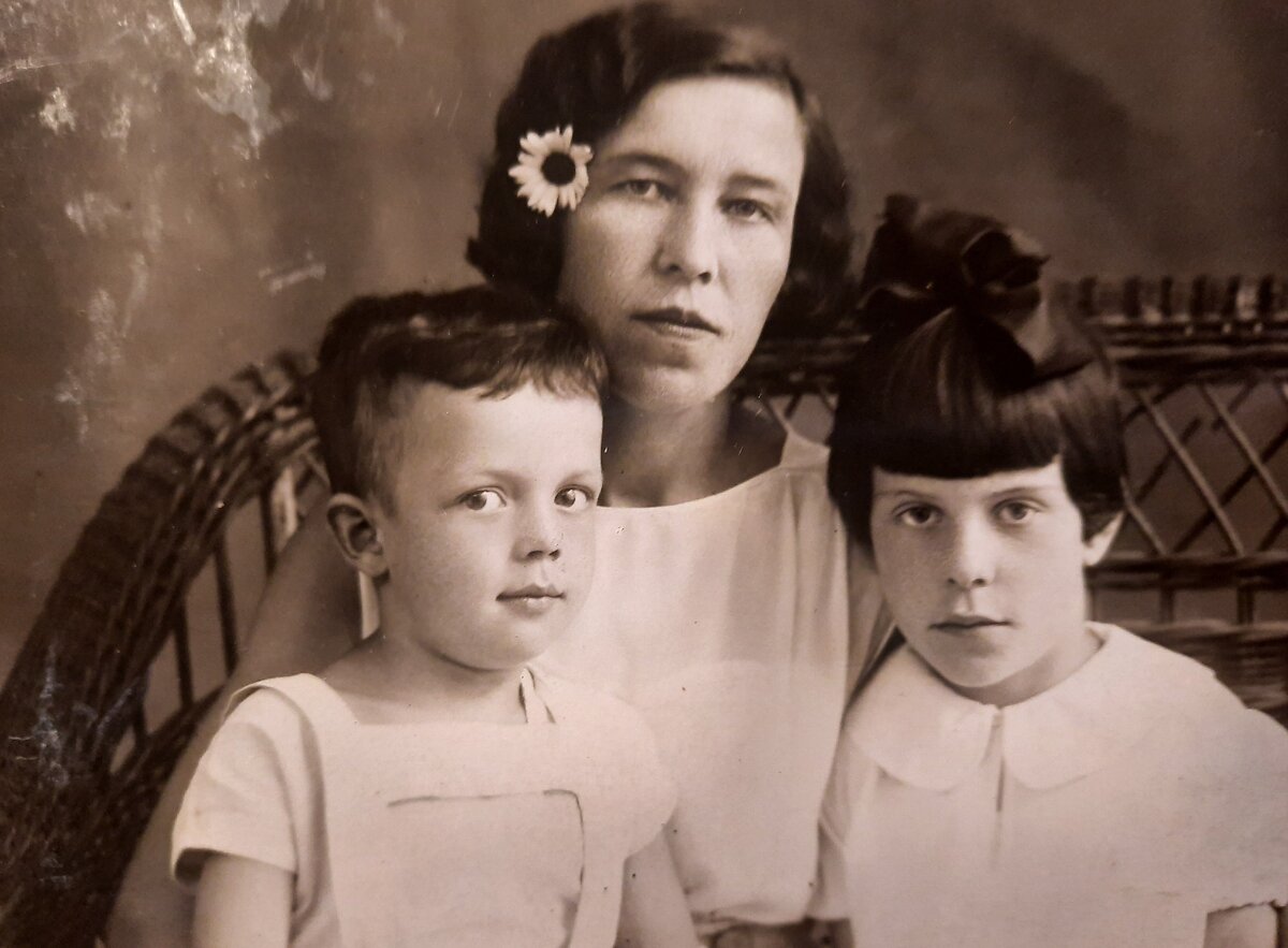 Бабушка, дядя Юра и мама 1936 год