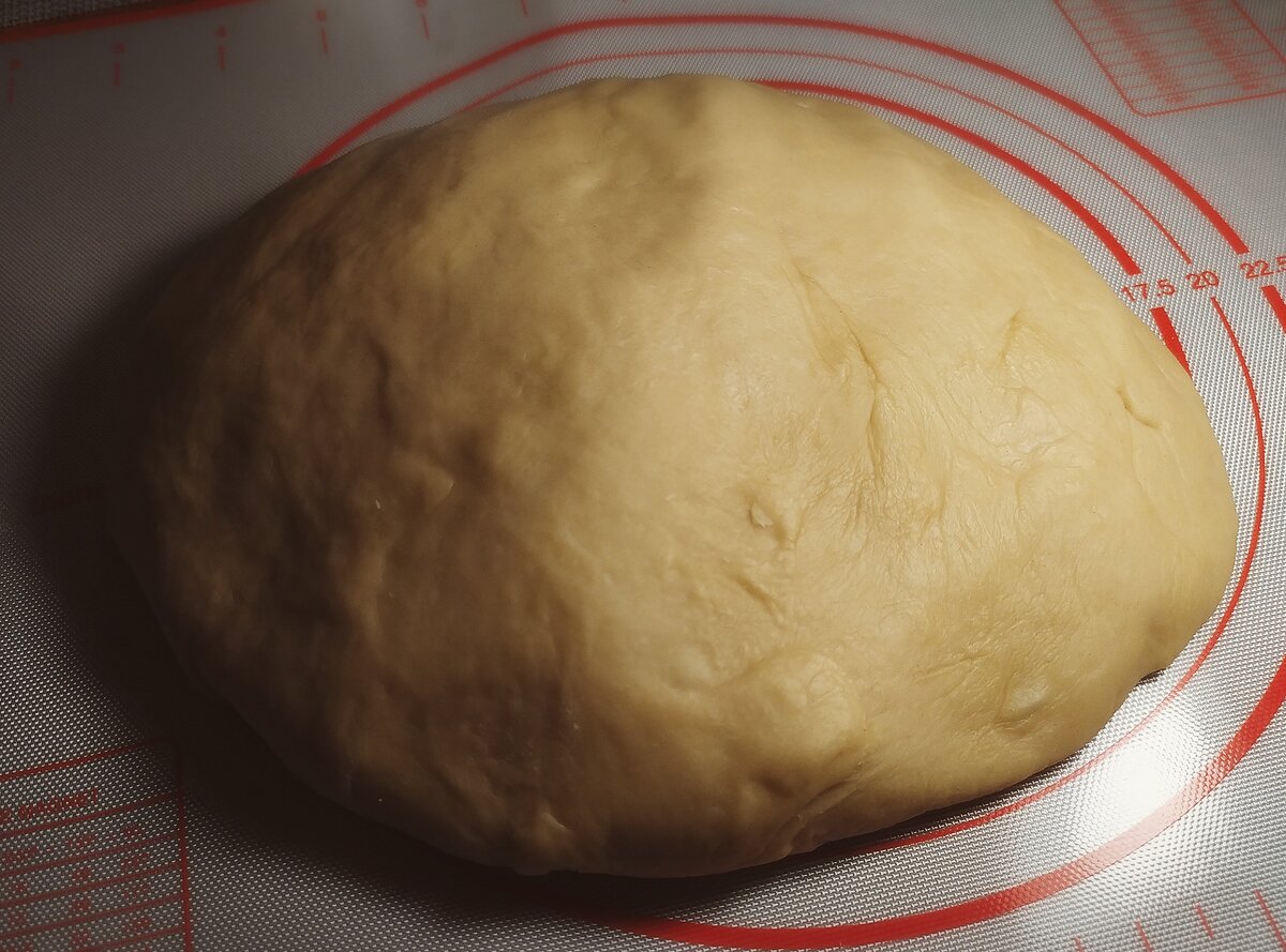 По консистенции оно должно получиться мягким и не липким. Я замешиваю в хлебопечке