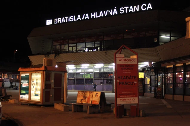 Вокзал Братиславы и та самая лавочка.