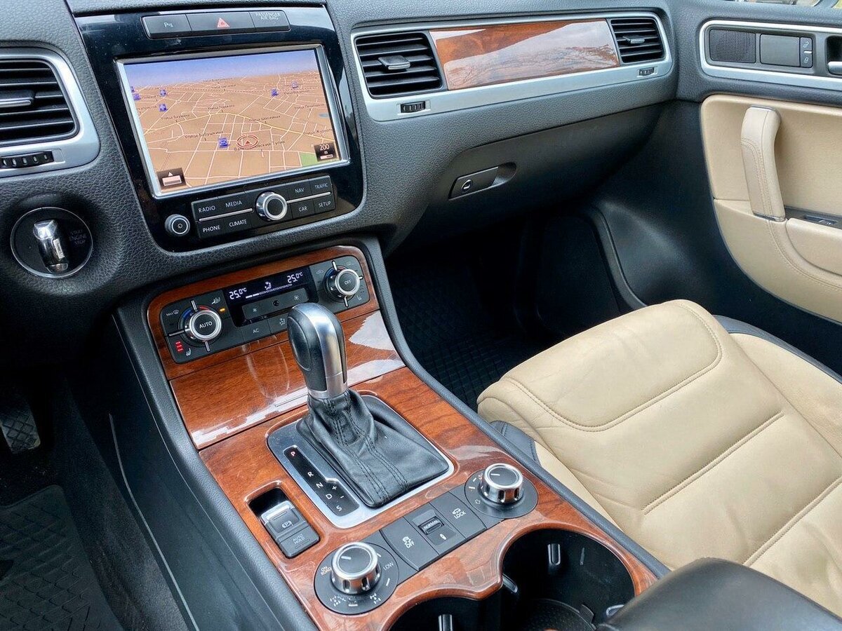 Во внедорожной версии на левой шайбе - понижайка и блокировки