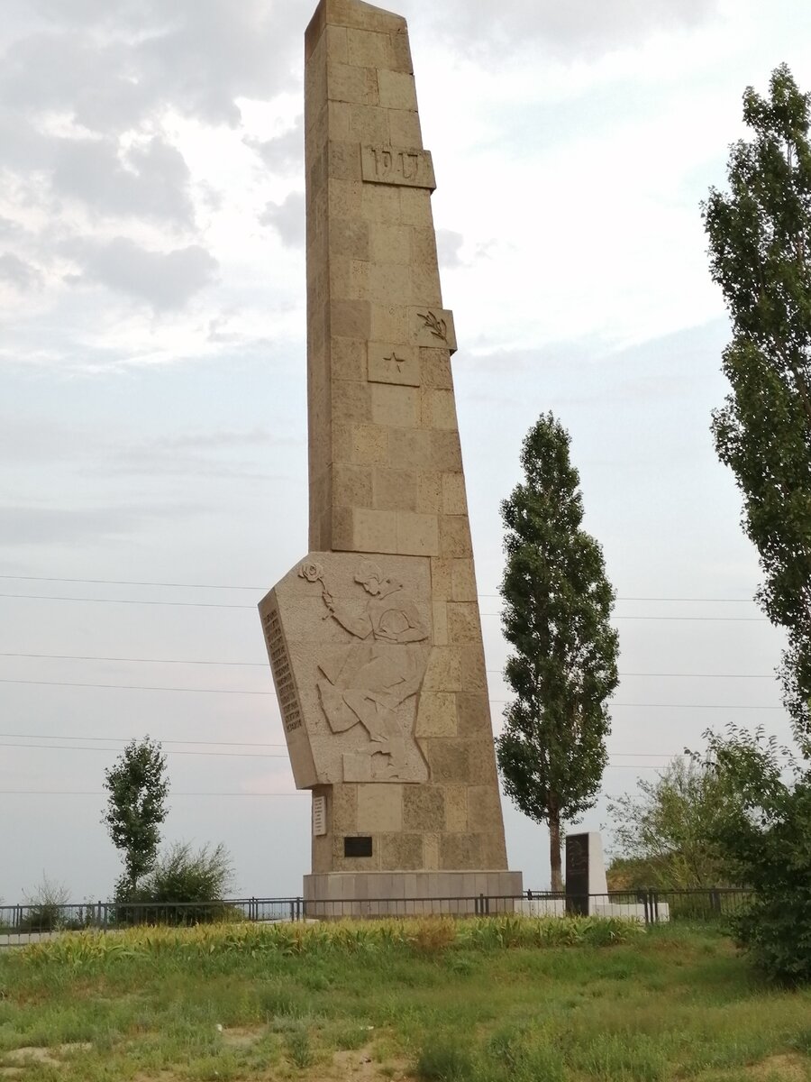 А ведь на этом месте могла быть скульптура Родина мать