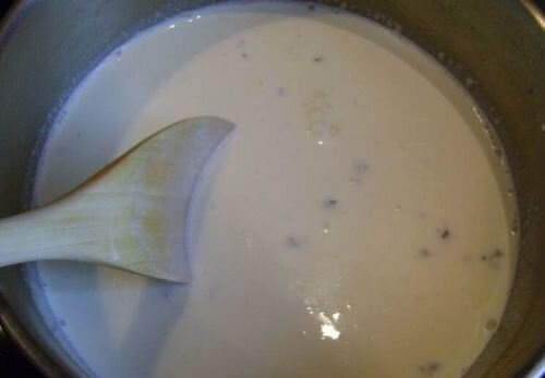     Для начала нам нужно в 2 ст.ложках холодной воды замочить желатин в течении 10 минут. В сотейнике мы должны смешать сливки,молоко, сахар и ваниль. Затем все тщательно смешиваем и ставим на плиту,чтобы немного разогреть. Как только мы снимаем с плиты теплую смесь ,сразу же закидываем в нее желатин. И все тщательно перемешиваем.   