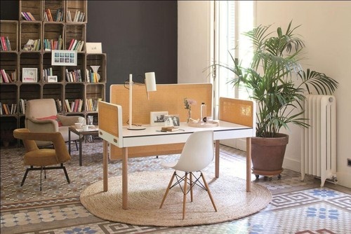 Зеленый цвет очень успокаивает, и если у вас под окном не шумит сад, постарайтесь создать его мини-копию в доме. Такие растения, как аглаонема, карликовый фикус и драцена окаймленная, хорошо переносят даже недостаточную освещенность, так что риск загубить их в темном углу минимален. Но если вы точно знаете, что ухаживать за растениями не ваше призвание, выбирайте полезный флористический декор — например, подставки для посуды в форме крупных листьев или домашний текстиль с растительными принтами. Это куда более органичное и удачное решение, чем украшать дом искусственной зеленью. Растения прекрасно помогают создать в комфортном доме уют.