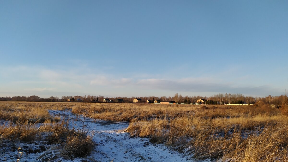 Домики вдоль берега реки в моей деревне