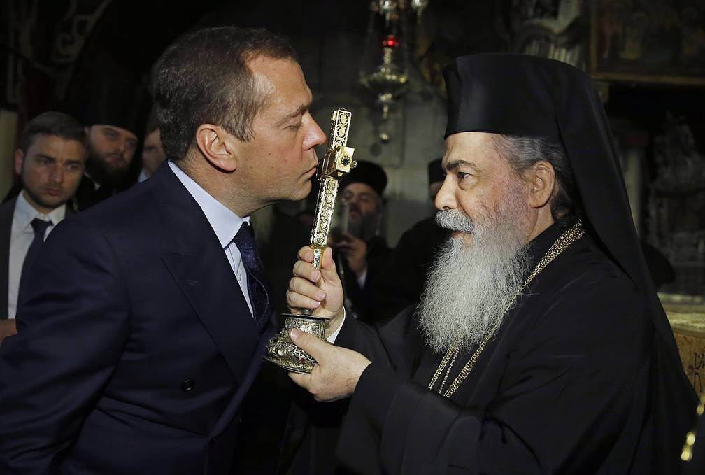 Дмитрий Медведев и патриарх Иерусалимский Феофил Третий во время посещения храма Гроба Господня © Дмитрий Астахов/пресс-служба правительства РФ/ТАСС