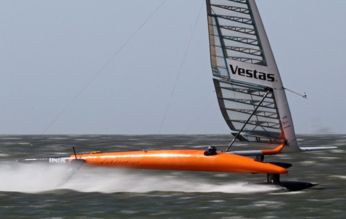 Vestas Sailrocket — глиссирующее двухкорпусное парусное судно. Рекорд 28 ноября 2008 г. — 65.45 узлов (121.21 км/час) был зафиксирован WSSRC