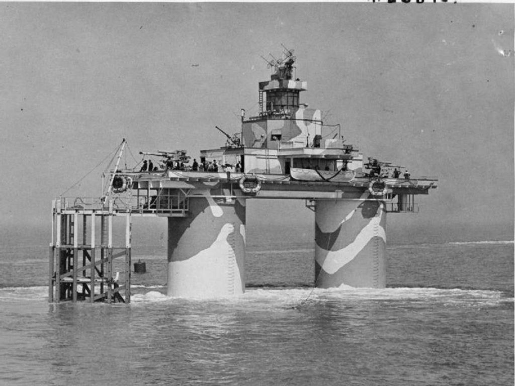 Закамуфлированная платформа во время войны.