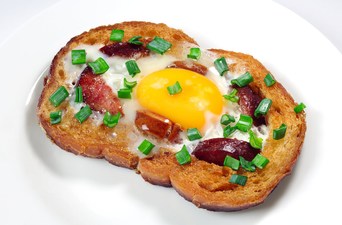 Бутерброд с яйцом. Яичница в хлебе с сыром. Завтрак яичница в хлебе. Яичница в хлебе. Тост с яйцом.