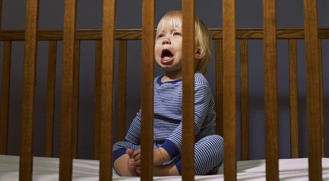 Ждать, пока ребенок сам успокоится, или бежать на его зов, что называется, по первому писку? На родительских форумах этот вопрос обычно вызывает жаркие споры. Мы знаем, что младенцы могут требовать внимания взрослых практически круглосуточно, но вредно ли для них не получать это внимание сразу же, как только они его потребуют?

Психологи из Университета Уорика провели исследование, чтобы понять, как применение тех или иных методик влияет на поведение детей, когда они становятся тоддлерами, то есть достигают возраста одного-трех лет. В исследовании приняли участие 178 детей и их родители.

Взрослых опрашивали о том, как часто плачет их ребенок. Также родители рассказывали, как именно они действовали, заслышав плач, в разные периоды развития ребенка, начиная с того времени, как он родился, и до достижения им полуторагодовалого возраста. Исследователи оценили и поведение детей-участников, и степень привязанности, которая сформировалась между ними и родителями.

К каким же выводам удалось прийти ученым? Во-первых, результаты исследования показали, что новорожденных сегодня редко оставляют проплакаться, однако по мере взросления ребенка взрослые начинают потихоньку давать ему время на то, чтобы успокоиться самостоятельно, постепенно увеличивая это время.