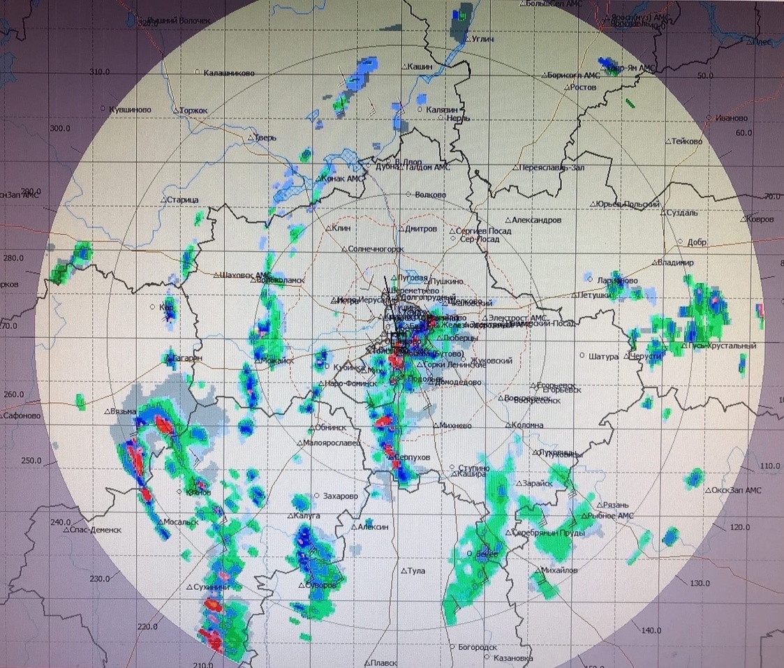 Картинка с радара 05.05.2020 около 13:20 МСК. Видна цепочка грозовой облачности, протянувшаяся с юга на север от Серпухова до Москвы. Фото: Н. Николаев, https://vk.com/meteoweb