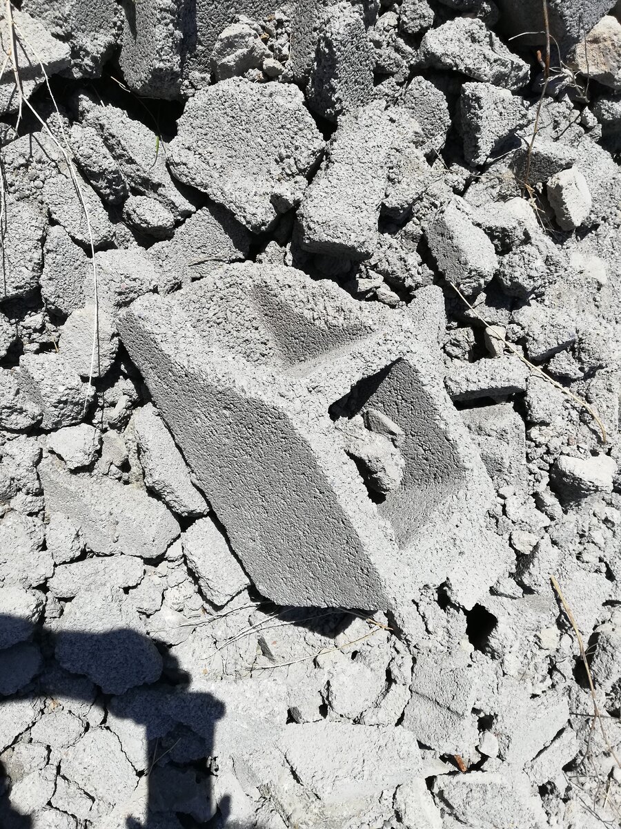 Вот из такого шлакоблока и строятся местные дома