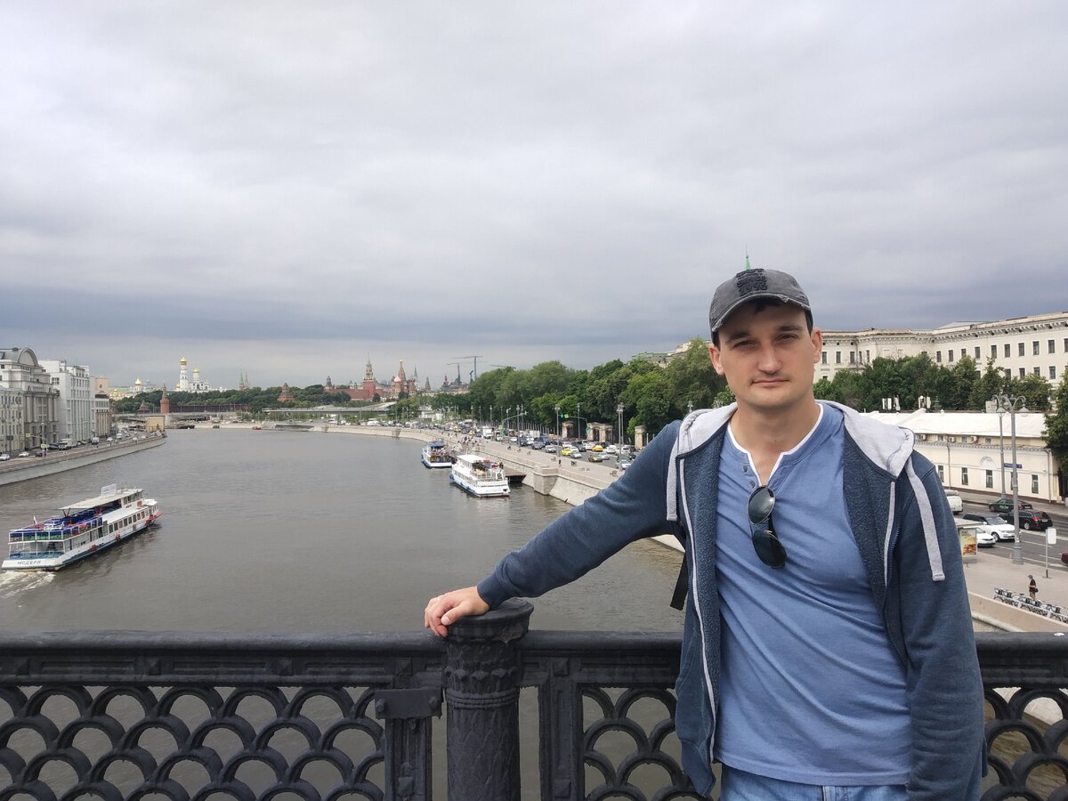 Мост через Москву реку. Кремль вдалеке. 