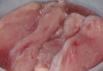    Перед тем, как нарезать уточку на ломтики или куски нужно ее предварительно обработать. Для этого возьмите утиное филе и тщательно промойте под струей проточной воды, затем осушите при помощи бумажных кухонных полотенец. Затем над открытым огнем нужно опалить мясо, чтобы удалить все излишние перышки. Теперь поместите филе в кастрюлю и залейте водой, чтоб она покрывала мясо полностью. Поставьте вариться на сильный огонь, доведите до кипения, снимите пенку, убавьте огонь и отваривайте примерно минут 40. После этого, выньте мясо и остудите его, потом нарежьте широкими ломтиками.  