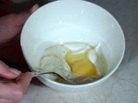     Для начала необходимо объяснить что террин – это простой паштет, в нашем случае это паштет из форели (поэтому если у вас нет времени готовить домашний паштет, вы можете легко его купить в магазине). Купив паштет, вы должны будете завернуть его в ломтики копчёной форели.  Есть ещё один упрощённый вариант приготовления террина. В магазинах часто продают уже готовые рыбные рулетики. Вы их также можете использовать вместо террина форели.  Ну а теперь собственно сам рецепт приготовления террина из форели.  Берём свежую форель, отделяем кости, очищаем кожицу от филе. Рыбу моем и режим на мелкие кусочки, но сначала необходимо отрезать два цельных продолговатых кусочка и оставляем их нерезаными. Теперь достаём форму для выпечки, смазываем её растительным маслом и выкладываем в неё мелко нарезанные ломтики копченой форели так, чтобы они закрывали бортики и дно формы.       Мелко нарезанные куски свежей форели солим, перчим.  Берём миску и смешиваем в ней яйца и сметану. Затем в миску с яйцами выкладываем мелко нарезанную, свежую форель. Можно ещё немного посалить и поперчить.       Шпинат вымываем, обдаём кипятком и заворачиваем в него куски отложенной свежей форели.  Заранее ставим разогревать духовку. Готовить террин из форели мы будем на водяной бане.  Мы уже выложили в форму ломтики копчёной форели, теперь сверху выкладываем треть рыбной смеси, а затем сверху кладем завёрнутые в шпинат рыбные пластины. Оставшуюся рыбную смесь распределяем сверху. Форму плотно накрываем фольгой. Берём ещё одну форму чуть – чуть большего размера, наполняем водой, и ставим сверху форму с террином. Готовить террин необходимо минут 45-60 на среднем огне.   