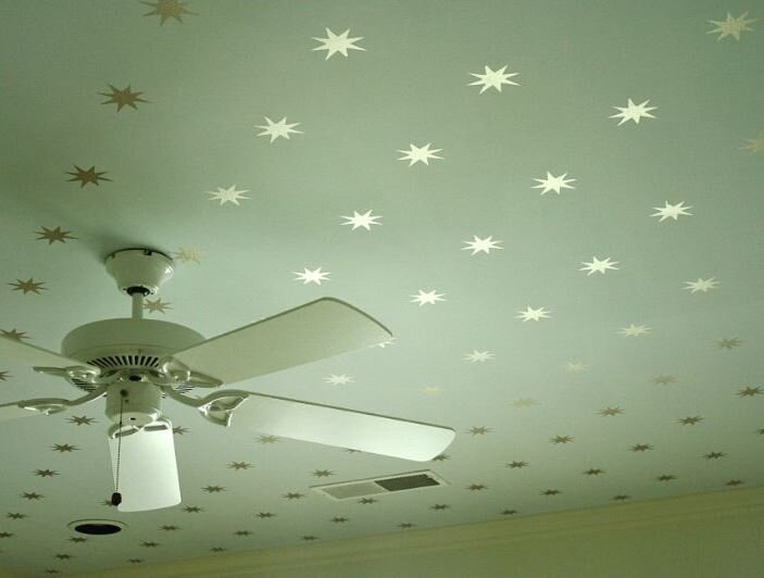 Потолочные обои с рисунком