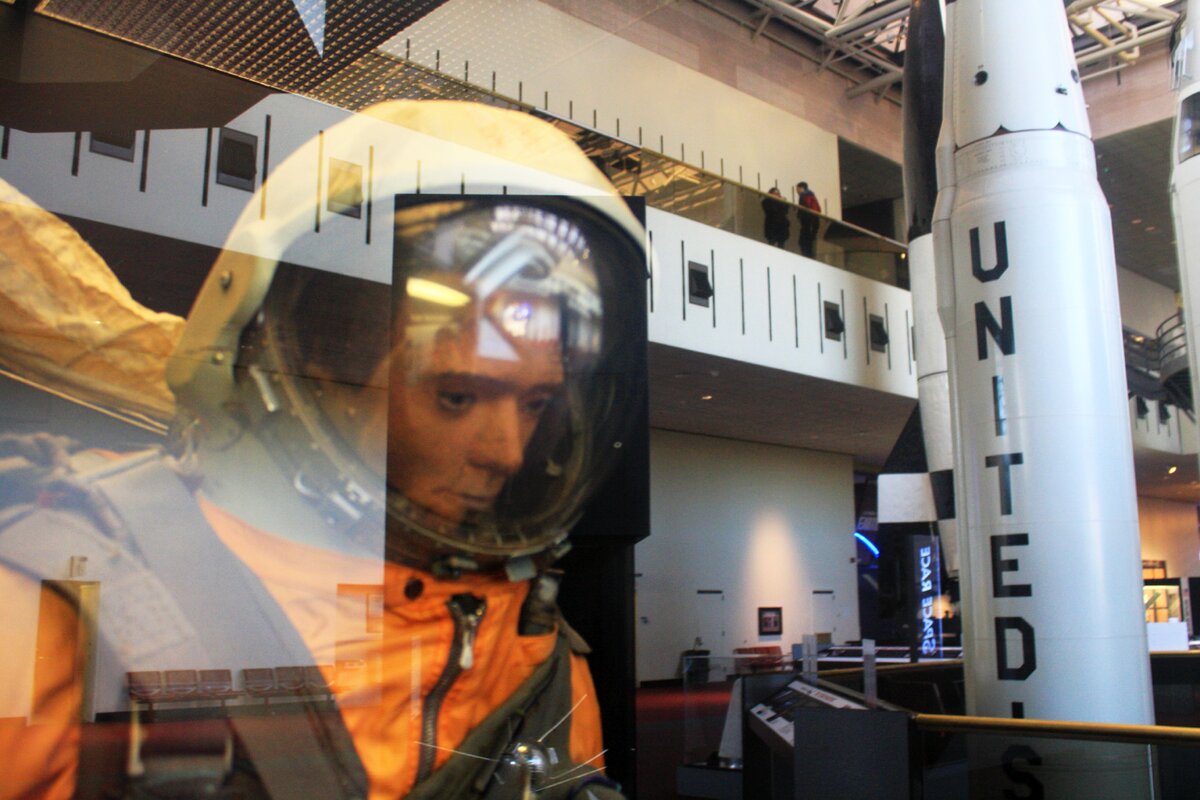 Иван Иванович в скафандре СК-1 в Национальном музее авиации и космонавтики США