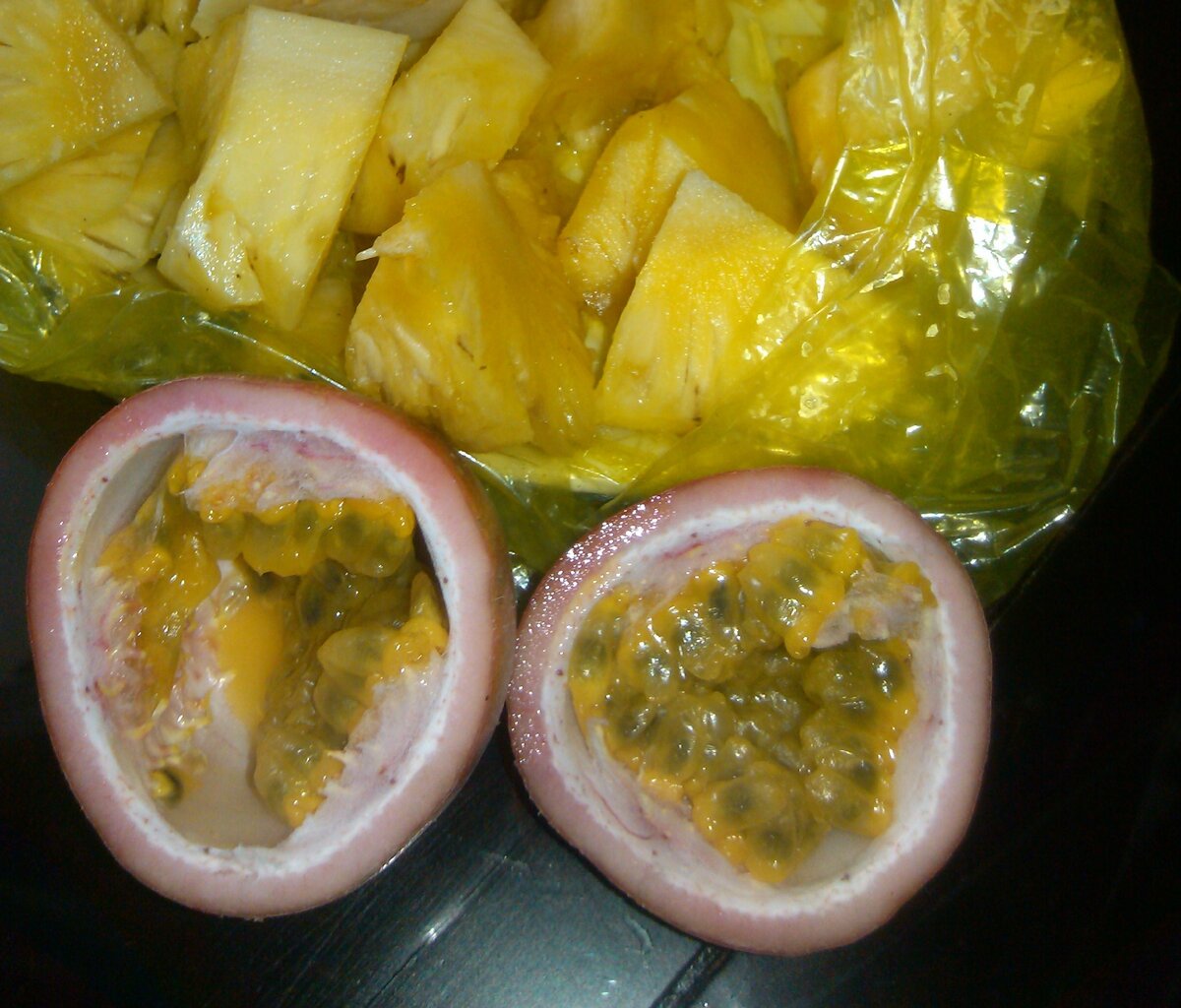 Жаль, что ананасы семечками не размножаются. 