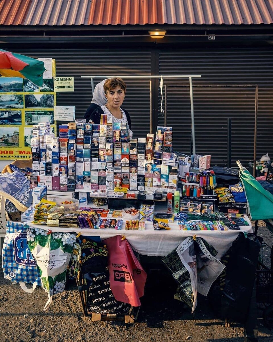 Абхазская женщина на рынке продает сигареты (фото из инстаграм @think.differrent)