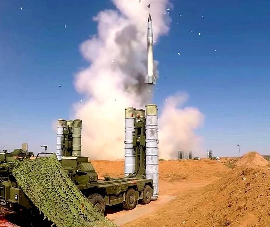 Момент пуска ракеты ЗРК С-400 (фото из свободных источников) 