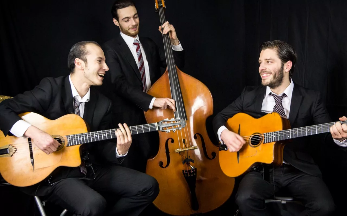 Трио в жанре Джаз-мануш.