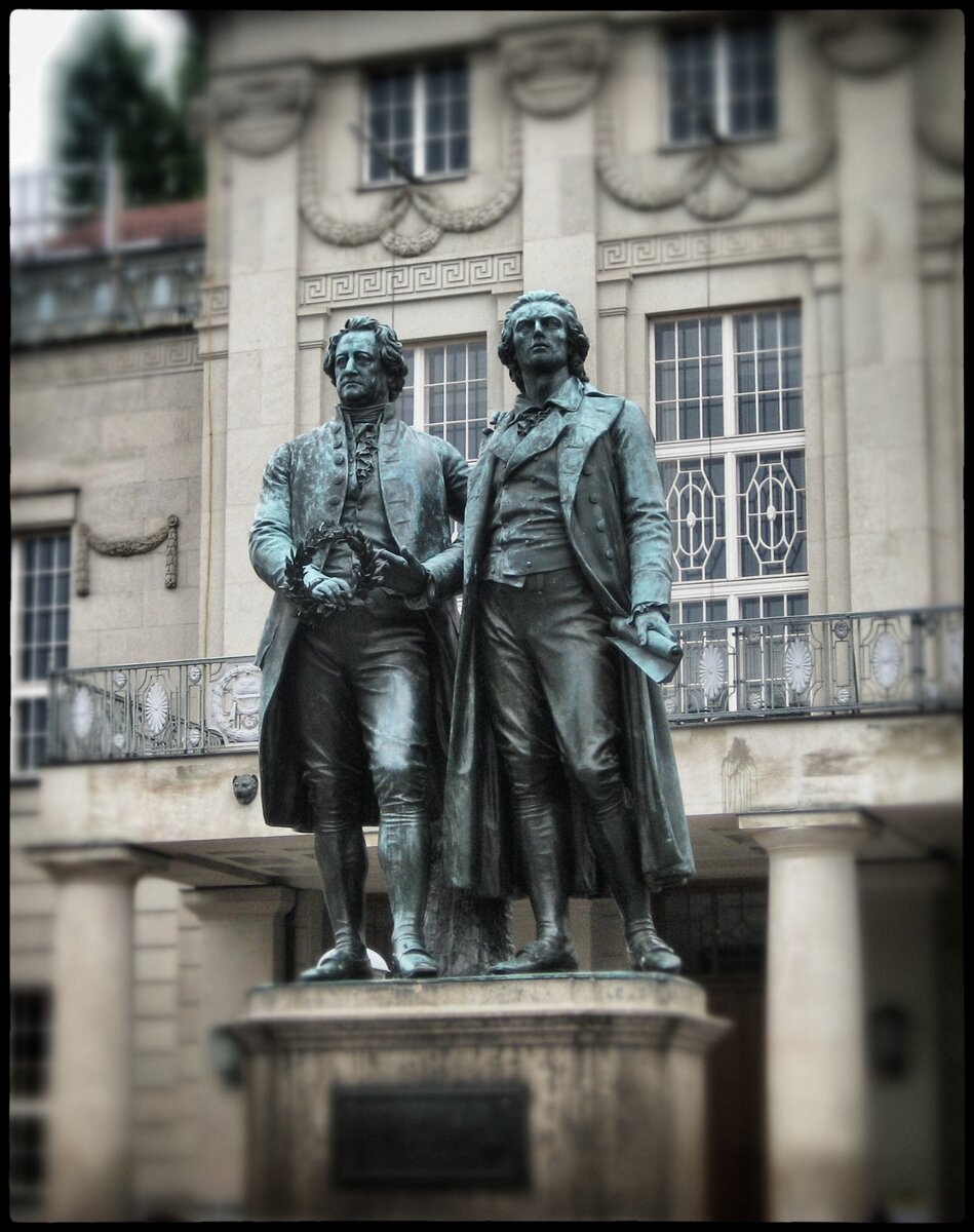 Памятник Гёте и Шиллеру в Веймаре. Фото из личного архива. 