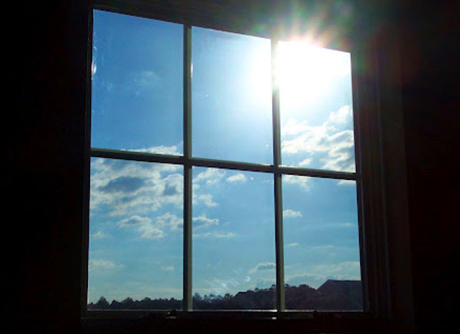 В жаркий солнечный день солнцезащитная или теплоотражающая плёнка спасёт вас от жары и агрессивных солнечных лучей