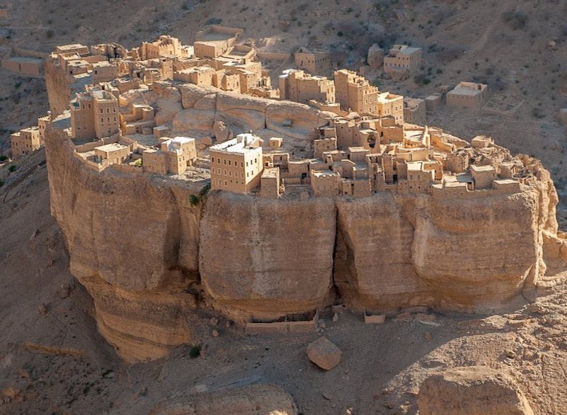 Удивительная древняя деревня, построенная на огромном камне