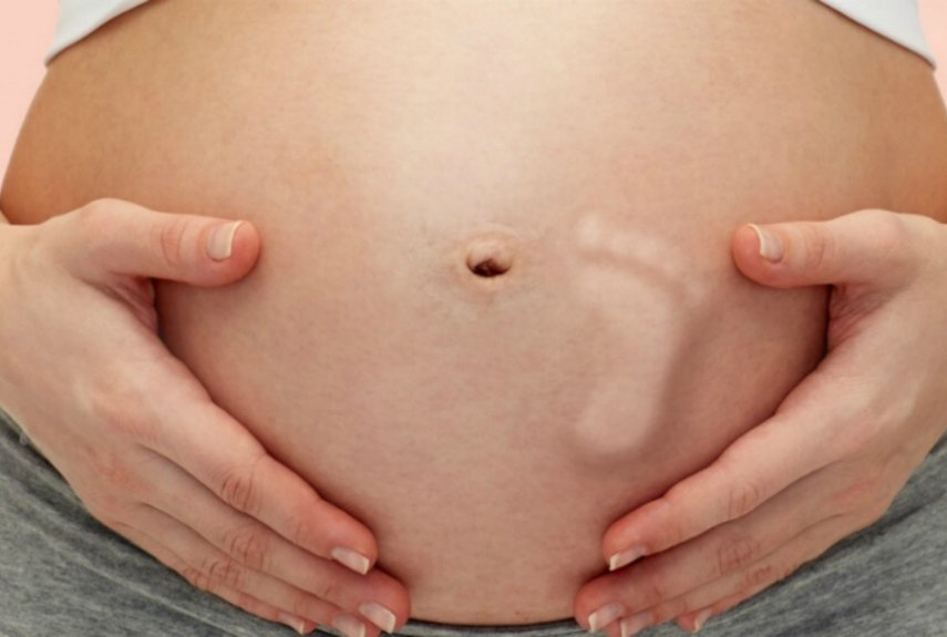 Беременность сильно шевелиться. Ребёнок толкаеться в животе. Ребенок в животе беременной.