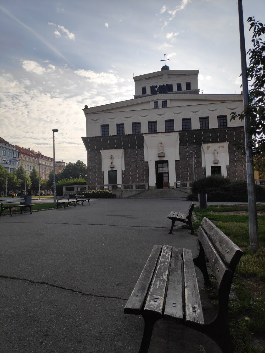 Завтракаем в соседней аллее