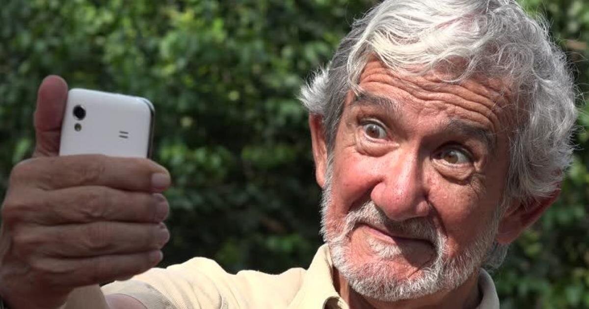 Old man cam. Дедушка с телефоном. Дед с айфоном. Дед селфи. Дедушка с мобильным телефоном.