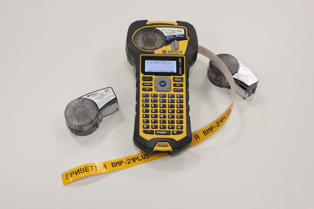 Рис. №1.Примерная, базовая комплектация компактного принтера этикеток BMP 21- PLUS BRADY