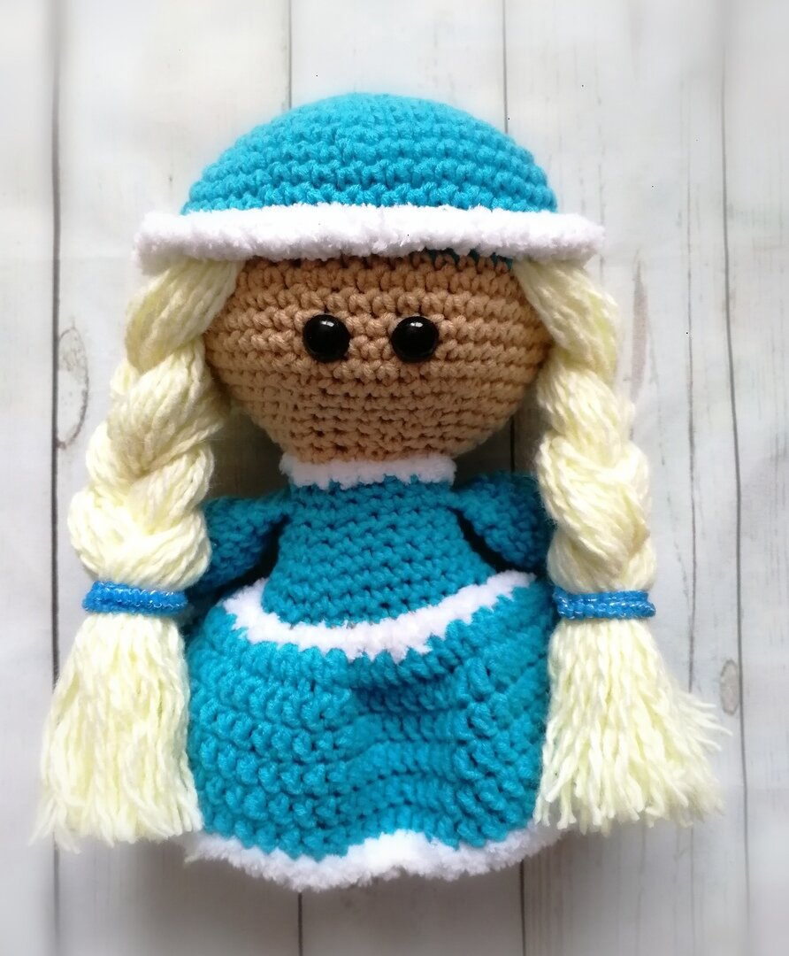 Этой куколке я крепила волосики узелковым креплением. Не скажу, что очень уж долго, просто не всегда хочется)