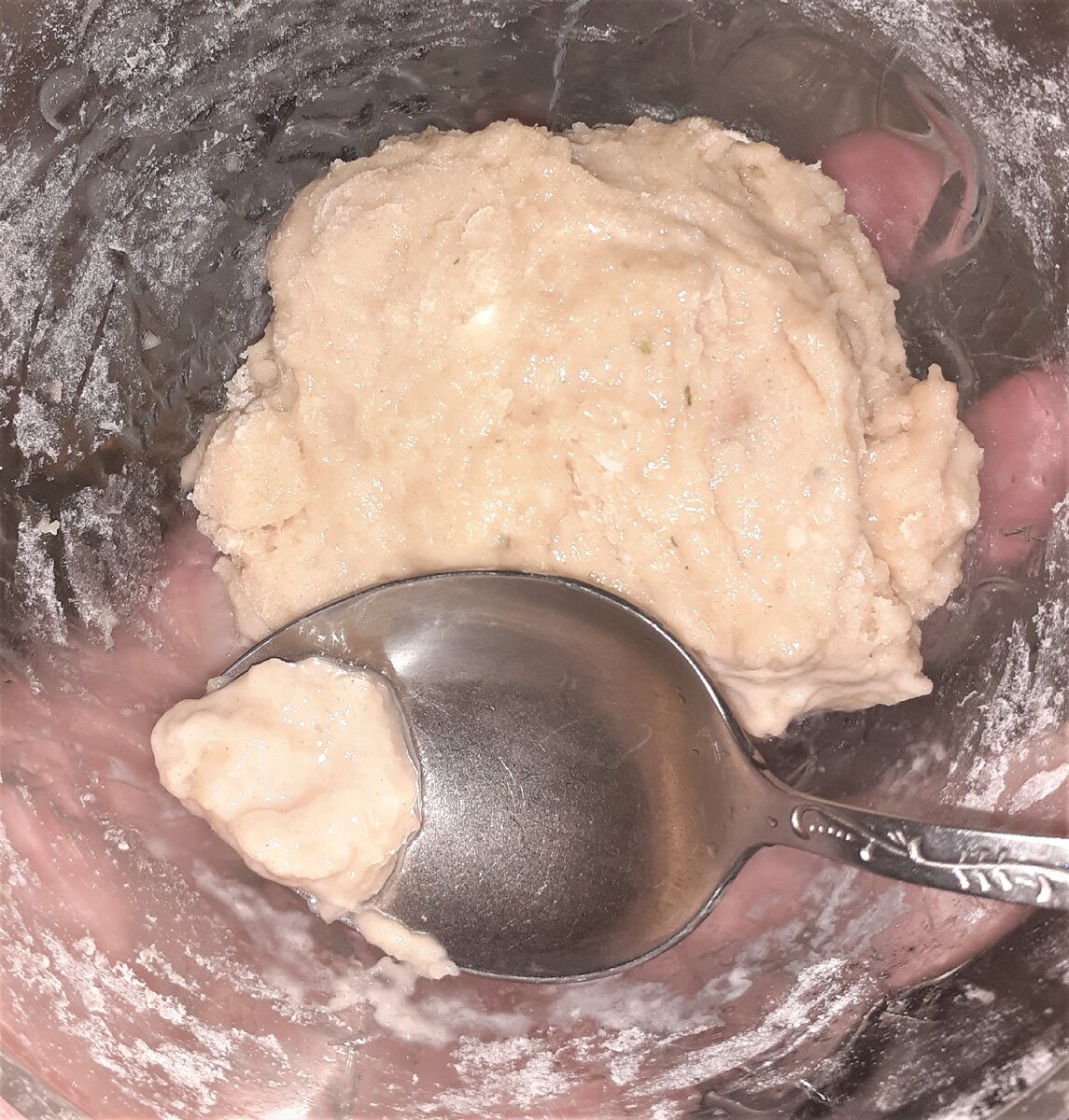 Ложку макаю в воду, чтобы тесто к ней не прилипало.