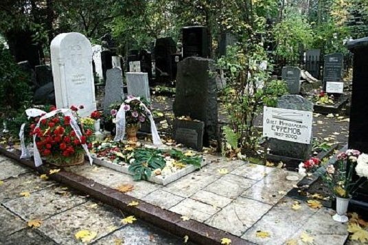Олег ефремов где похоронен фото памятника