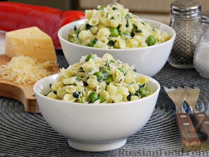 макароны, шпинат, горошек зеленый мороженый, сливки, лук репчатый, чеснок, соль, перец чёрный молотый, масло растительное, сыр тёртый