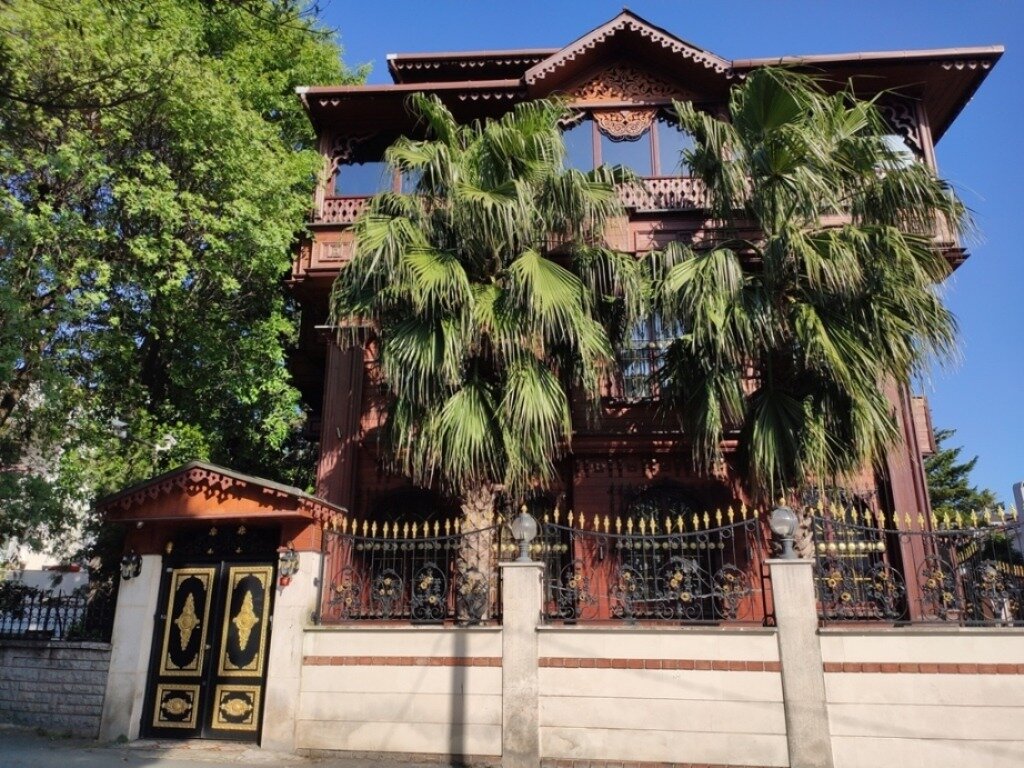 Старая частная вилла в районе Флорья. Европа