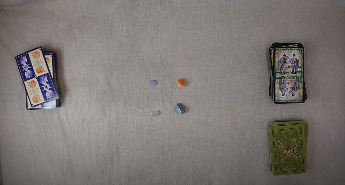 Выбор камня для расклада: воздух, вода, огонь, земля.