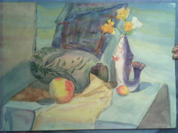 По началу получалось неважно конечно, вот ваза блюёт драпировкой. А задний фон ах....мой учитель сказал "Эта радуга от беспомощности". Навсегда запомнила))