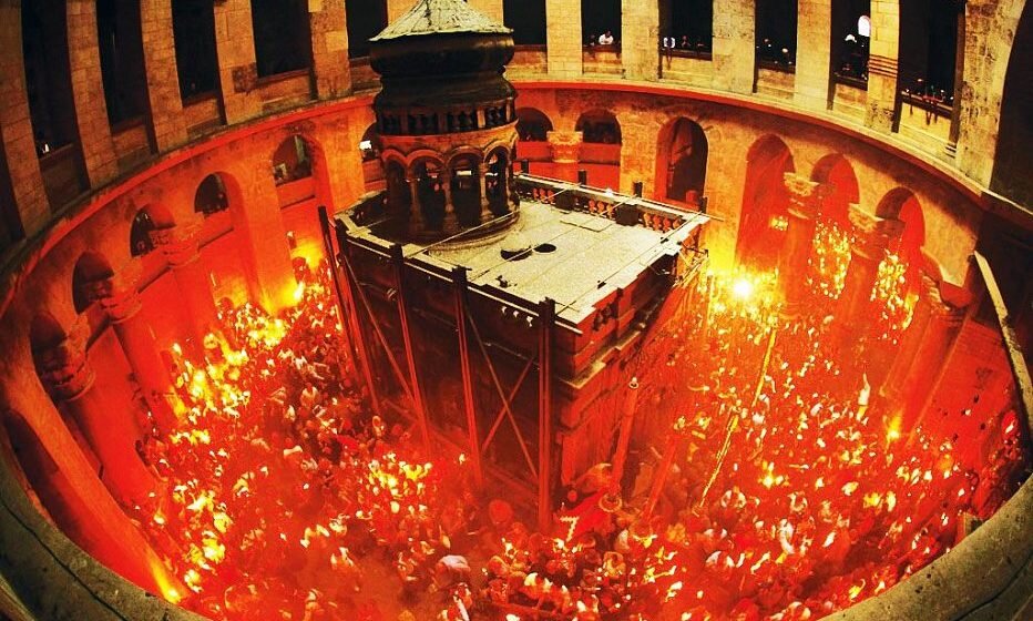 Фото схождения Благодатного Огня