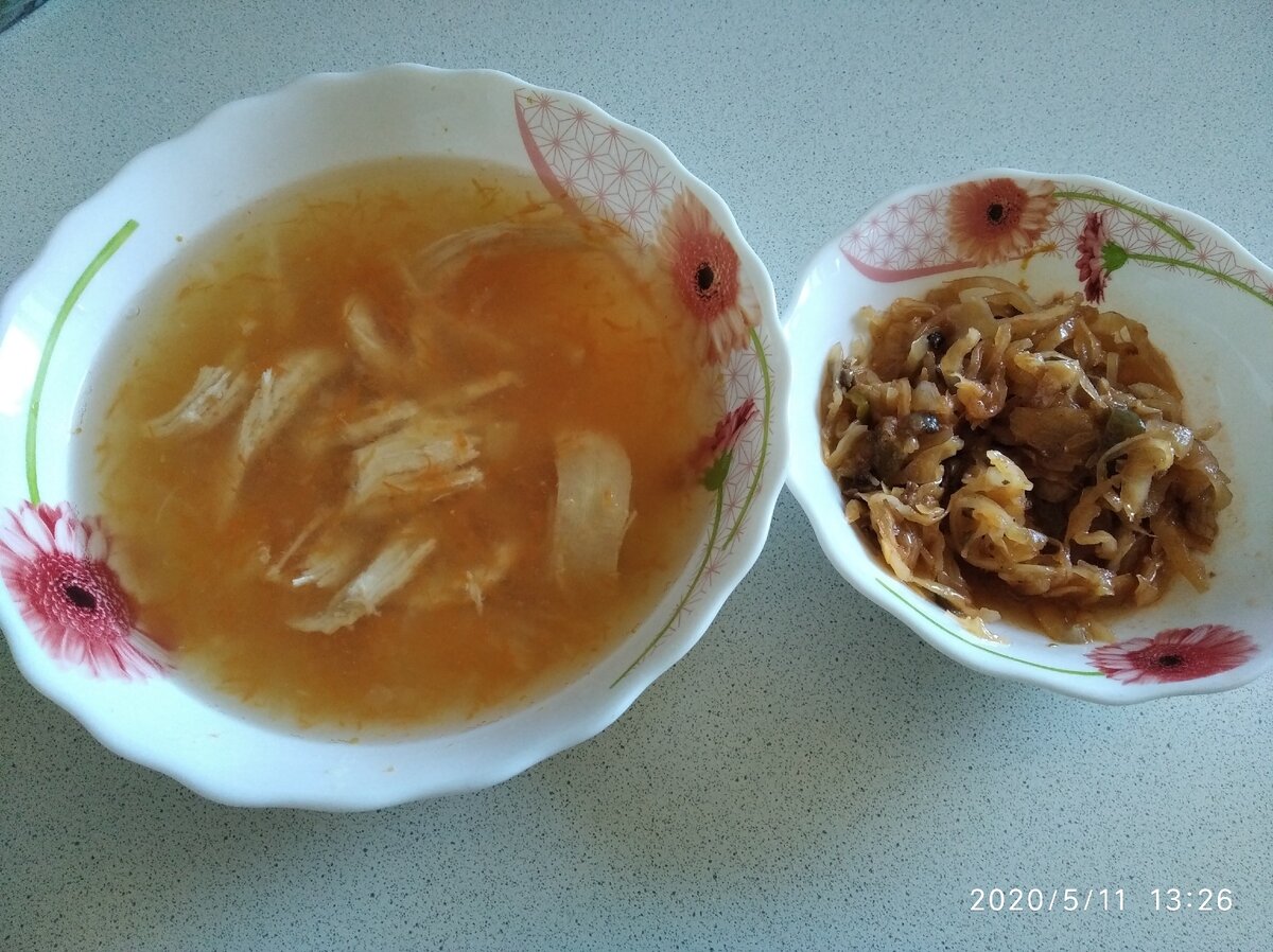 Всем суп и салат или овощи, тушёные с мясом, малышу суп, а салат пока только начинаю давать пробовать натёртый на мелкой тёрке. Овощи с мясом и картофелем даю на ужин.