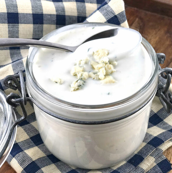 Приправа с голубым сыром является одним из основных приправ в Соединенных Штатах, где она была популярна с момента своего появления в начале 20-го века.