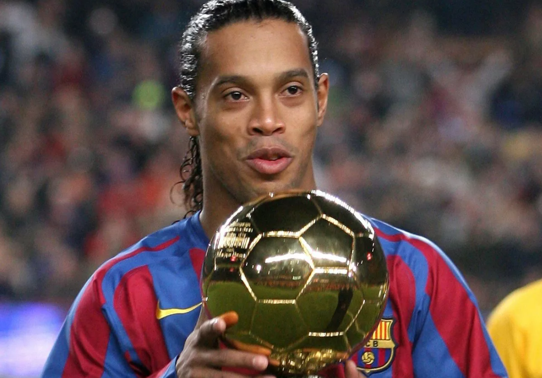 Лионель месси с мячом. Лучший в в истории футбола. Топ футболистов. Футбол лучшие игроки мира. Роналдиньо 2022.