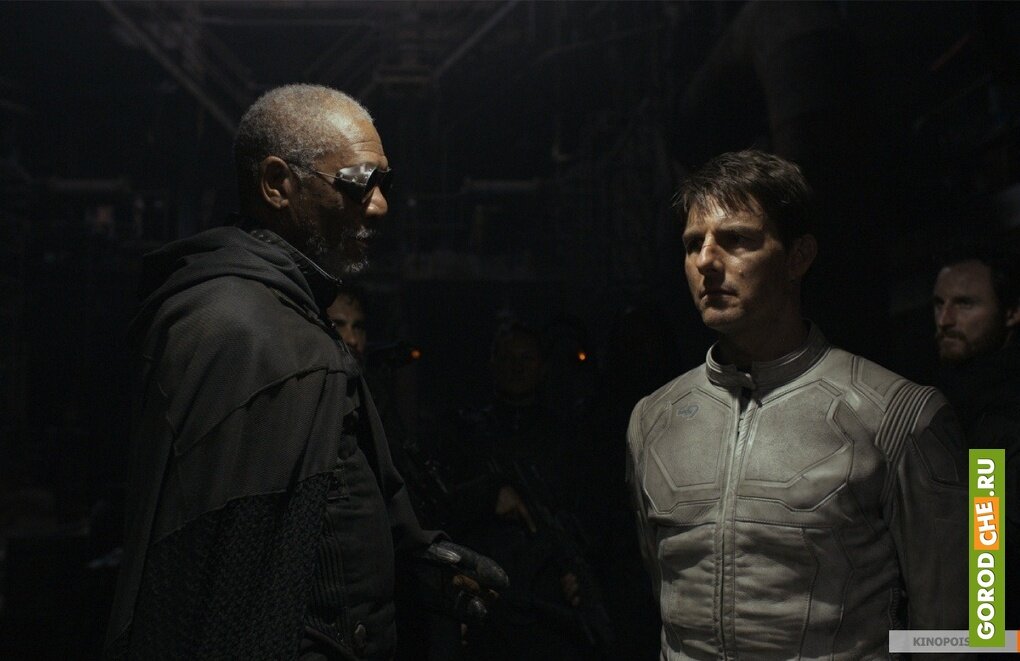 Территория, пережившая войну с внеземными захватчиками, опустела; останки населения земли готовятся покинуть неприменимую для жизни планетку. Ключевой герой — техник по обслуживанию дронов — находит разбившийся корабль NASA, команда которого гибнет у него на очах. Ему удаётся выручить только 1 даму — и в скором времени он осознает, собственно что это перевернёт его жизнь.