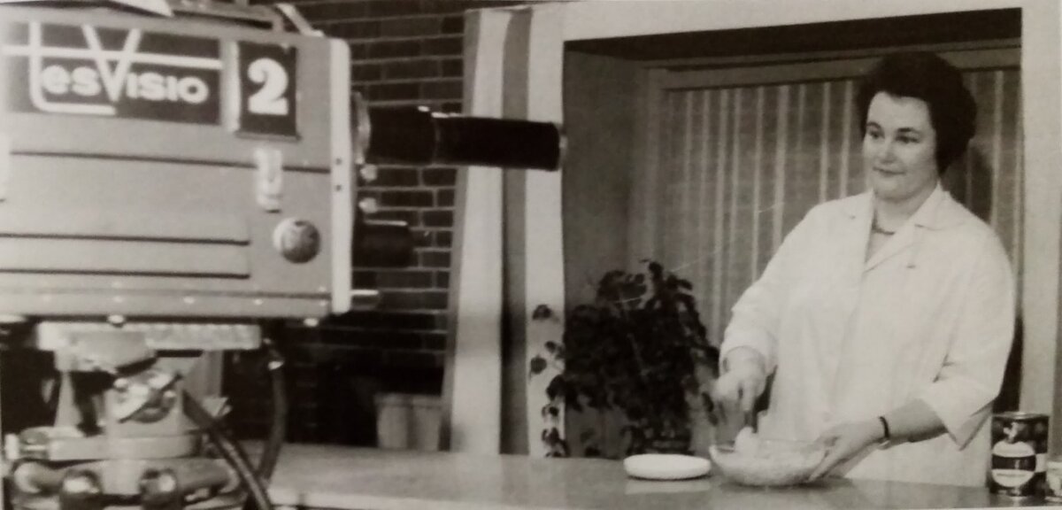 Анникки Авотие (жена младшего из трех братьев Авониус-Авотие - Пентти Авотие) нарезает целую тушку бройлера за полминуты в первой финской TV-рекламе в прямом эфире в TesVisio. Фото: Kaisu Avotie, Leena Avotie. Saarioinen. Kartanosta elintarvikekonserniksi. Helsinki, 2011. s.47. 