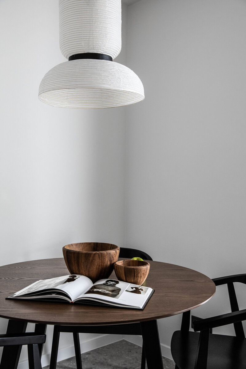 Подвесной светильник, Formakam.Стол Platon Round Cocoa, стулья Greta Grey, все — Take&Live.