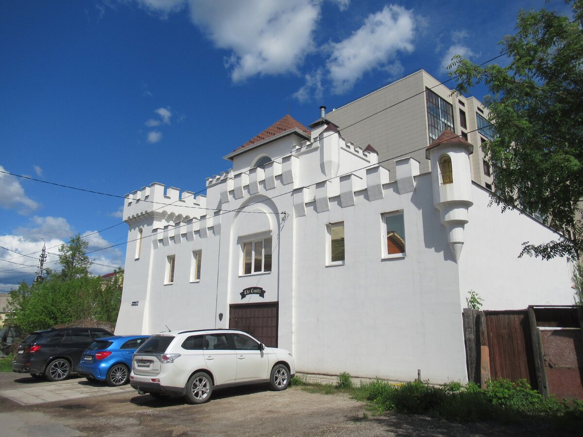 Дом-крепость по ул. Первомайская (та часть, где не ходит троллейбус)